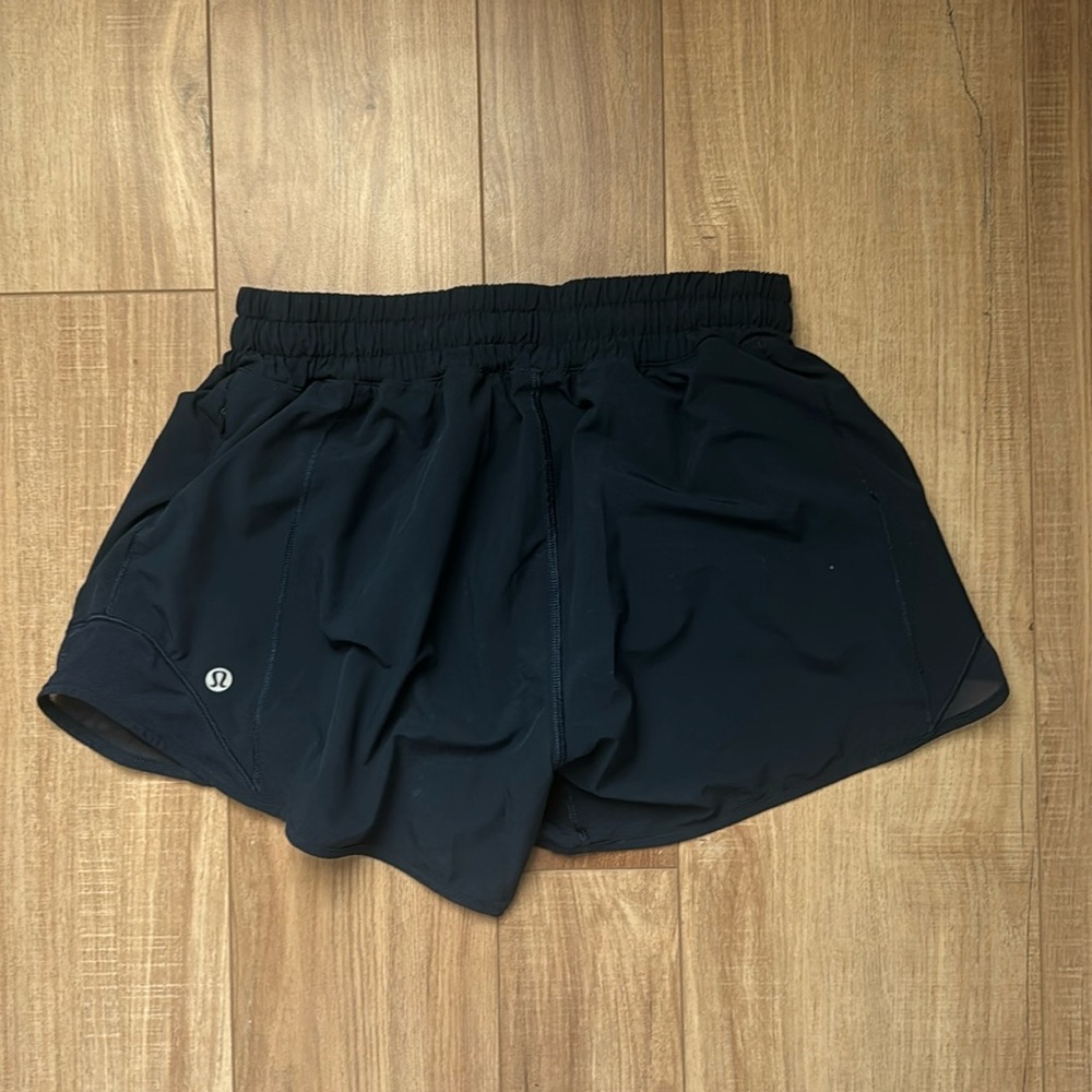Lululemon navy blue high rise hotty hot short size 6 4”